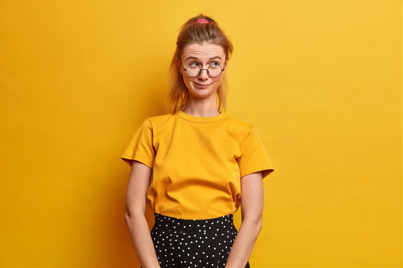 Freigestelltes Porträt einer schönen jungen Frau mit Brille.