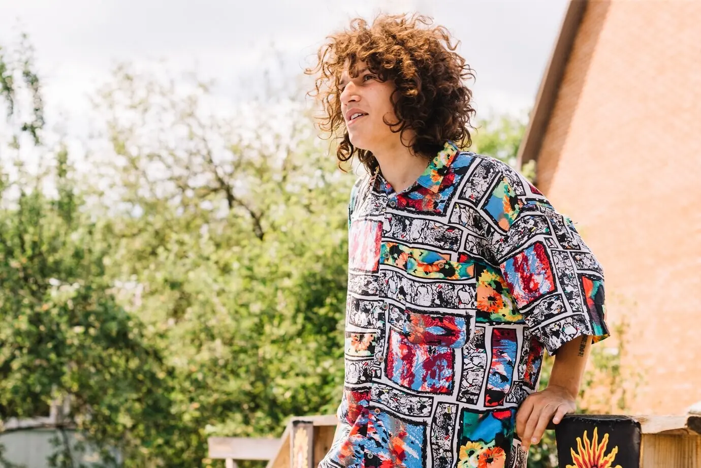 Lässiger lockiger Mann am Handlauf